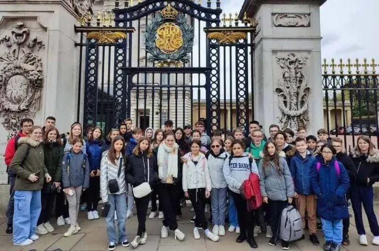 Photo de classe à Londres pendant le voyage scolaire en 2025