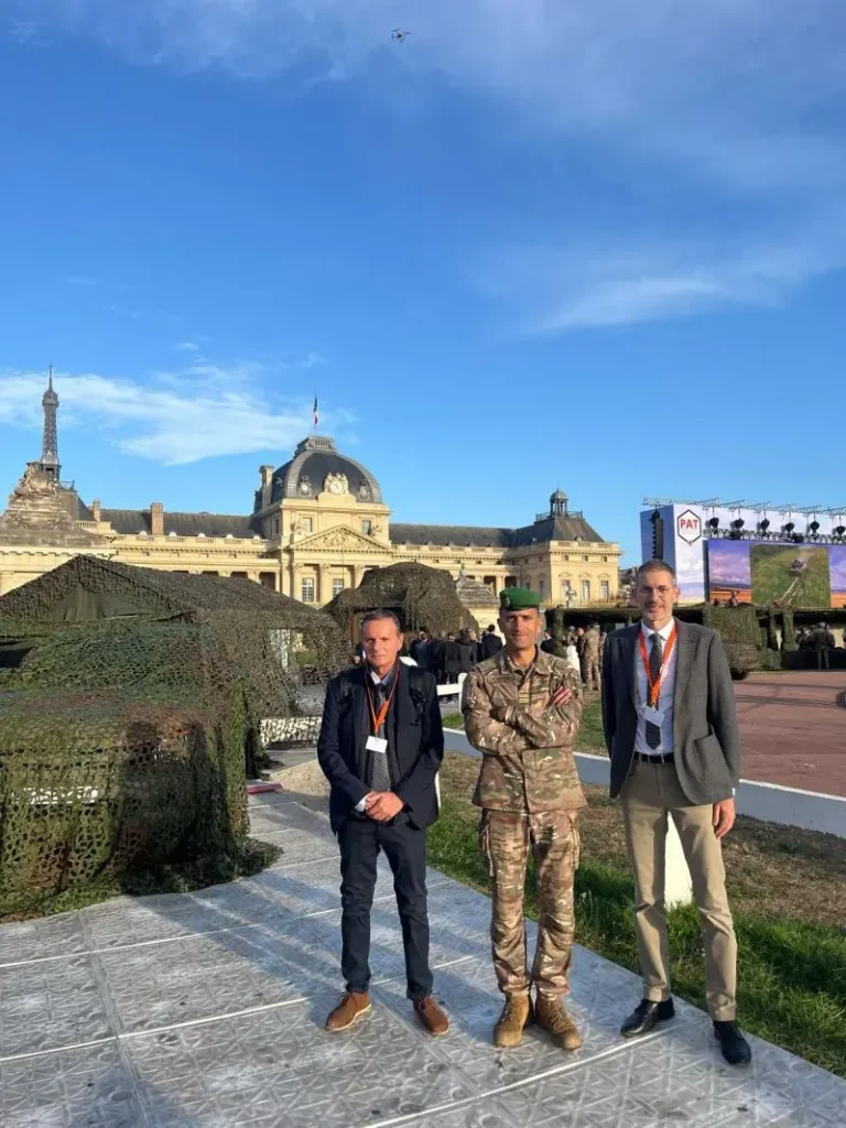 Jean-Hugues Delhumeau, chef de corps du 4e RE et Monsieur Gourras, trésorier de notre OGEC devant l'école militaire Paris 7 lors de la présentation de l'Armée de Terre